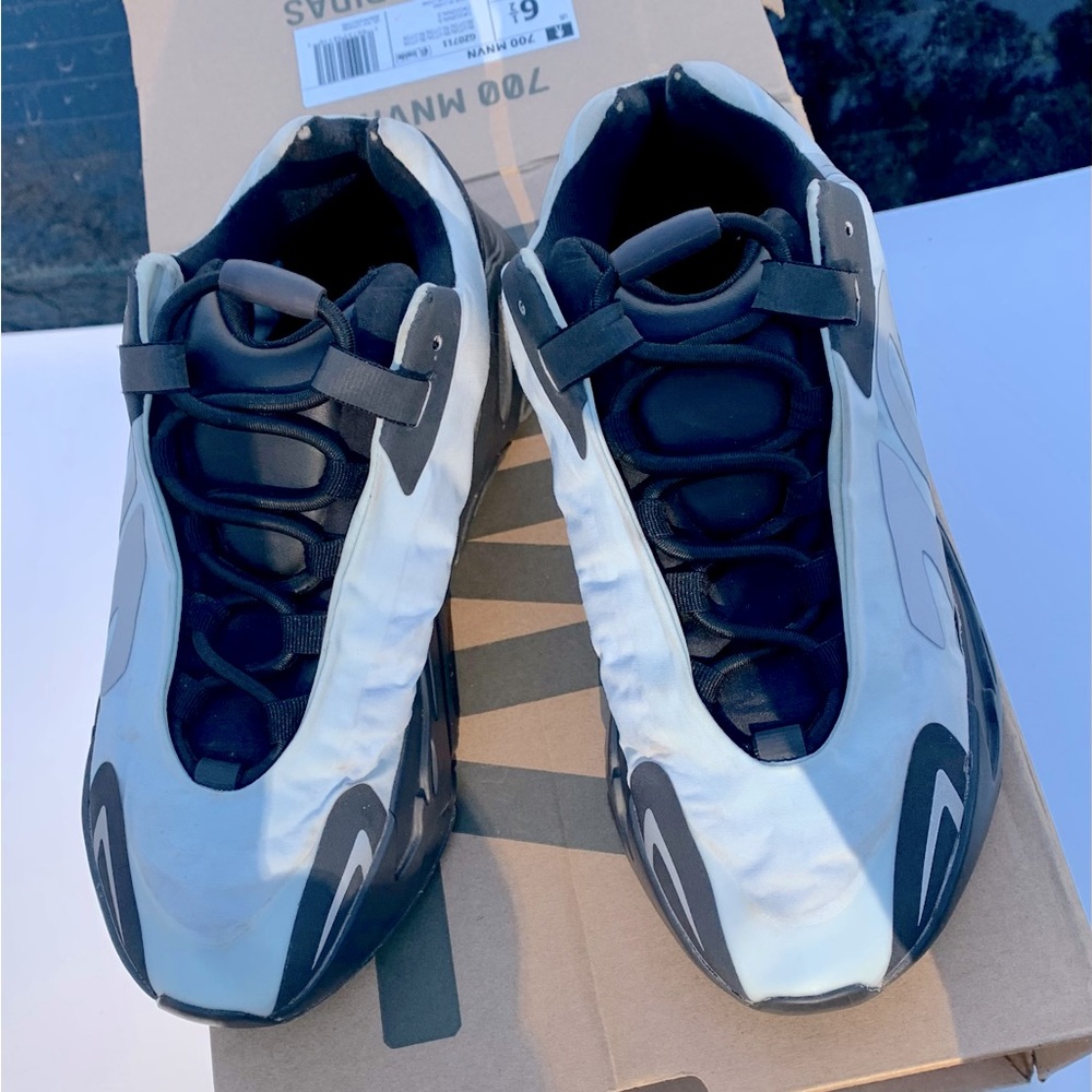 Yeezy Boost 6.5y EUC